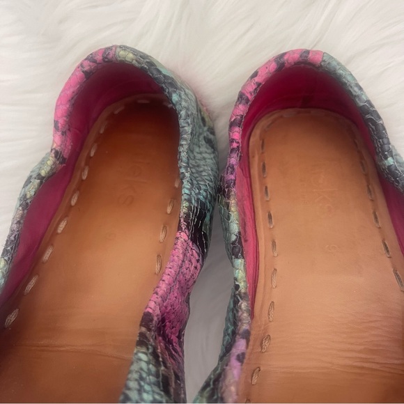 Electric Snake Tieks Flats Size 9 - Picture 10 of 10